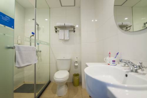 Imagen de la habitación del Hotel Hanting Express Shanghai Pudong Airport. Foto 4