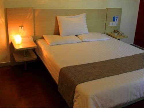Imagen de la habitación del Hotel Hanting Express Tianjin Waterpark. Foto 1