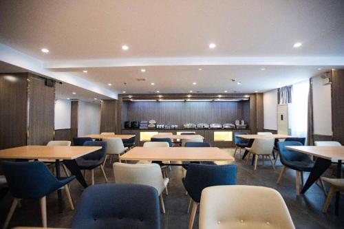 Imagen general del Hotel Hanting Qingyuan Lianjiang Road. Foto 4