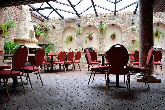 Imagen del bar/restaurante del Hotel Hanul Fullton. Foto 2