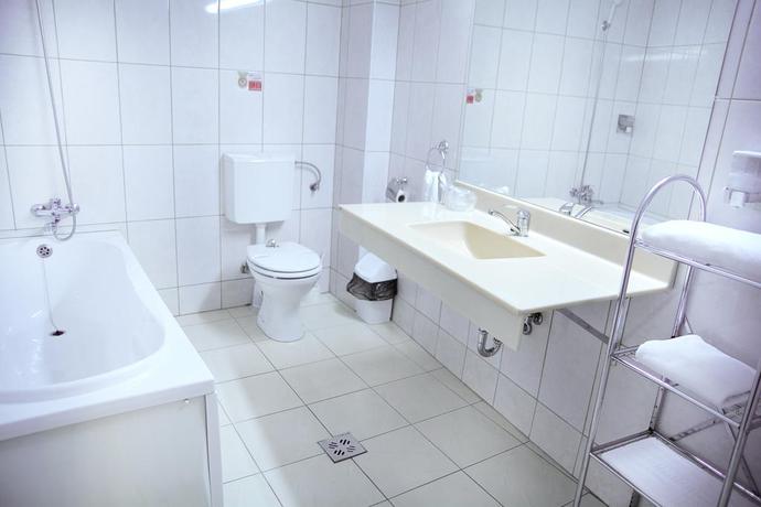 Imagen de la habitación del Hotel Hanul Fullton. Foto 9