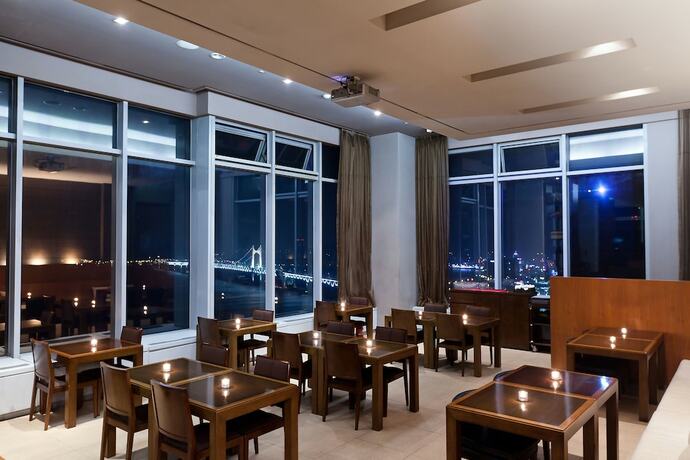 Imagen del bar/restaurante del Hotel Hanwha Resort Haeundae. Foto 17