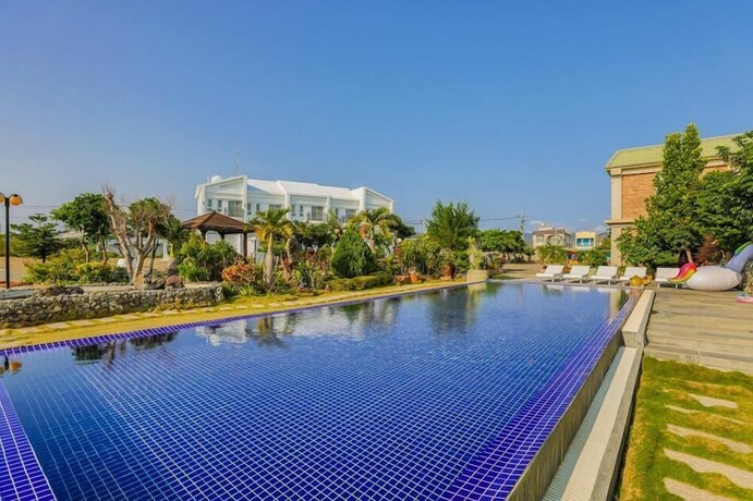 Imagen de la piscina del Hotel Happiness, Kengting. Foto 20