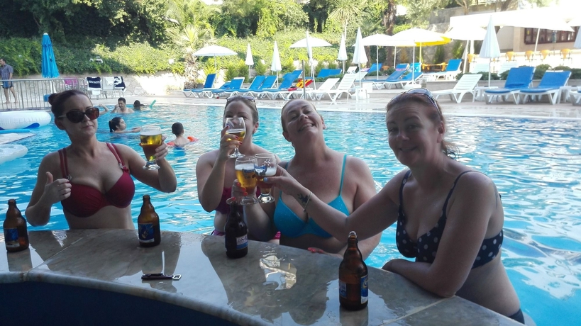 Imagen de la piscina del Hotel Happy Apart. Foto 15