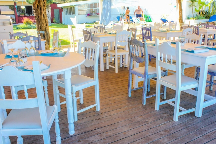 Imagen del bar/restaurante del Hotel Happy Camp Mobile Homes In Karda Beach Camping and Bungalows. Foto 4