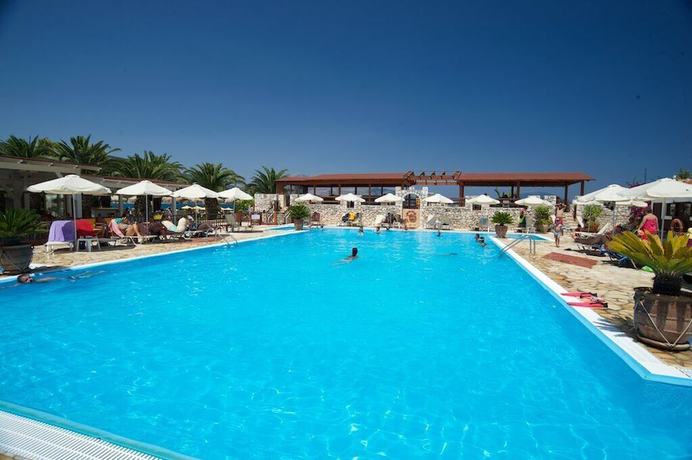 Imagen de la piscina del Hotel Happy Camp in Camping Karavomilos Beach. Foto 12