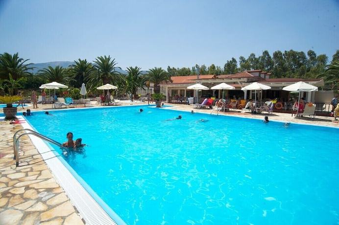Imagen de la piscina del Hotel Happy Camp in Camping Karavomilos Beach. Foto 13