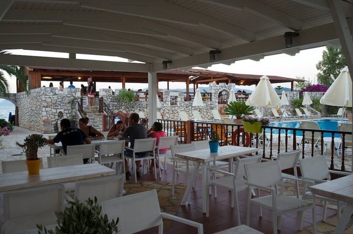 Imagen del bar/restaurante del Hotel Happy Camp in Camping Karavomilos Beach. Foto 5