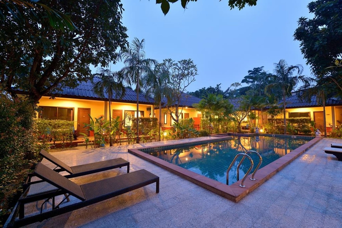 Imagen de la piscina del Hotel Happy Cottages Phuket. Foto 16