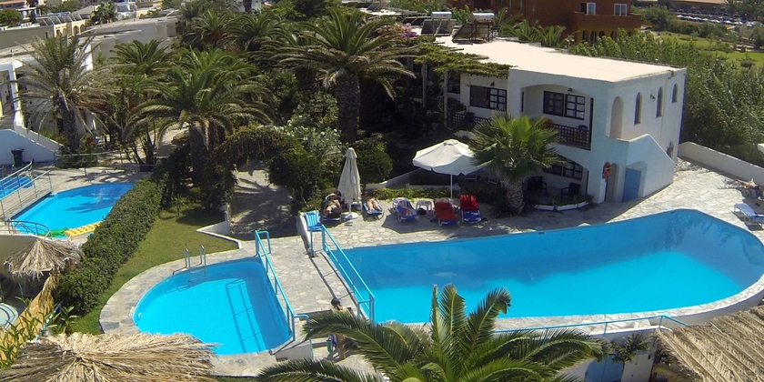 Imagen de la piscina del Hotel Happy Days Beach Hotel. Foto 14