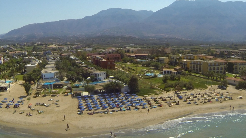 Imagen de la piscina del Hotel Happy Days Beach Hotel. Foto 15