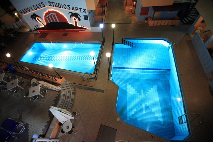 Imagen de la piscina del Hotel Happy Days Studios. Foto 15