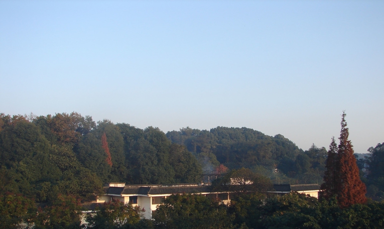 Imagen de los exteriores del Hotel Happy, Emei shan. Foto 16