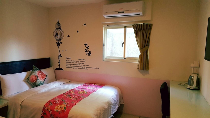 Imagen de la habitación del Hotel Happy Holiday. Foto 13