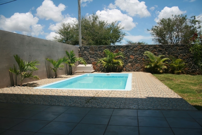 Imagen de la piscina del Hotel Happy Villa. Foto 18