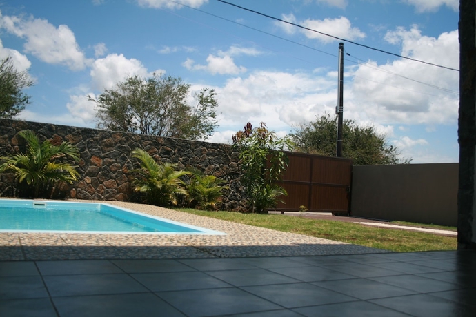 Imagen de la piscina del Hotel Happy Villa. Foto 19