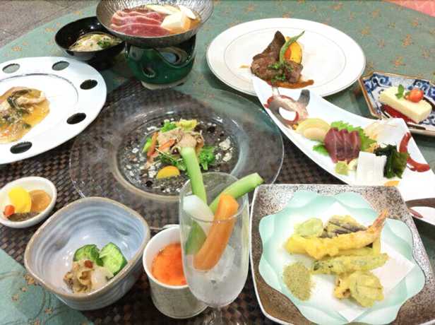Imagen del bar/restaurante del Hotel Harazuru Onsen Topmega Itoen. Foto 5