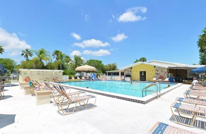 Imagen de la piscina del Hotel Harbor Lakes RV Resort. Foto 16