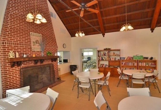 Imagen del bar/restaurante del Hotel Harbor Lakes RV Resort. Foto 9