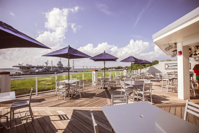 Imagen del bar/restaurante del Hotel Harborside At Charleston Harbor Resort and Marina. Foto 2
