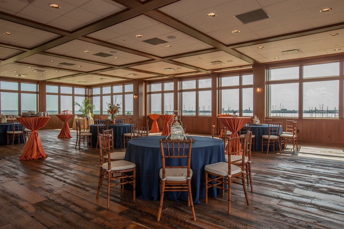 Imagen de los interiores del Hotel Harborside At Charleston Harbor Resort and Marina. Foto 10