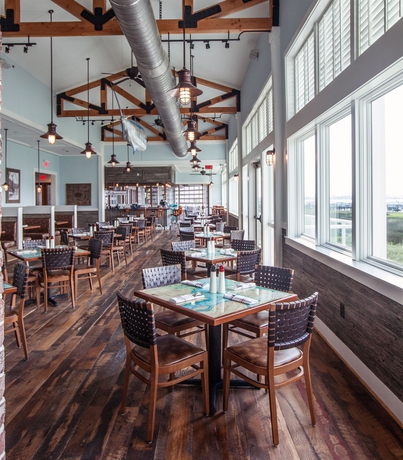 Imagen del bar/restaurante del Hotel Harborside At Charleston Harbor Resort and Marina. Foto 3