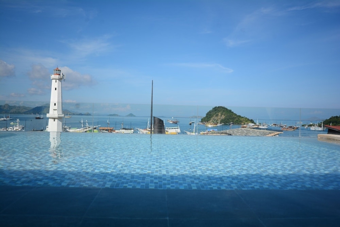 Imagen de la piscina del Hotel Harbour Komodo. Foto 16