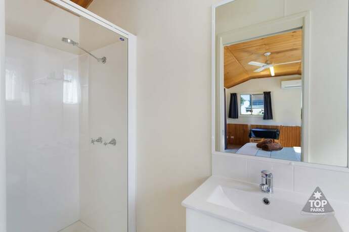 Imagen de la habitación del Hotel Harbour Lights Tourist Park. Foto 7