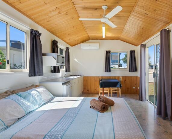 Imagen de la habitación del Hotel Harbour Lights Tourist Park. Foto 11