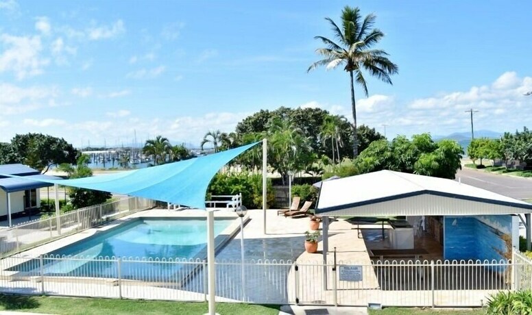 Imagen de la piscina del Hotel Harbour Lights Tourist Park. Foto 19