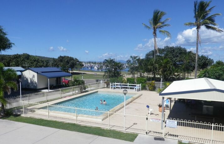 Imagen de la piscina del Hotel Harbour Lights Tourist Park. Foto 20