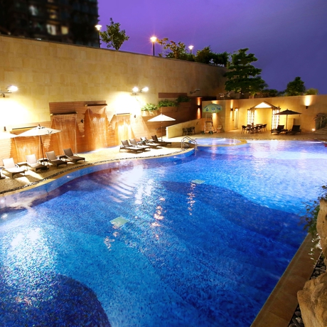 Imagen de la piscina del Hotel Harbour Plaza 8 Degrees. Foto 15