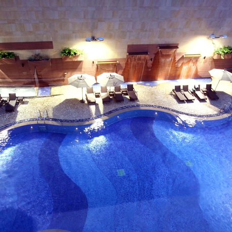 Imagen de la piscina del Hotel Harbour Plaza 8 Degrees. Foto 16