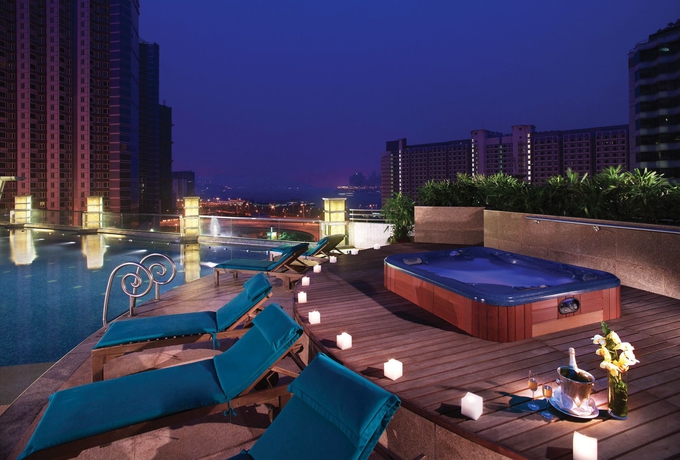 Imagen de la piscina del Hotel Harbour Plaza Metropolis. Foto 15