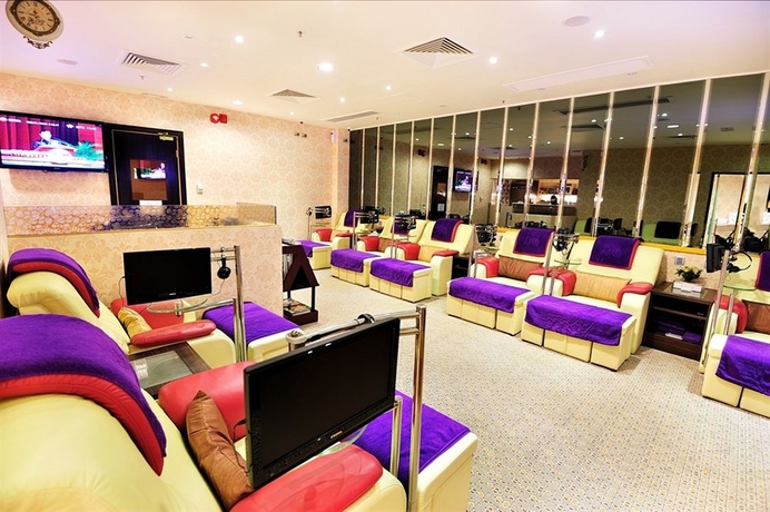 Imagen de la piscina del Hotel Harbour Plaza Metropolis. Foto 16