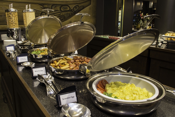 Imagen del bar/restaurante del Hotel Harbour Towers Hotel & Suites. Foto 2