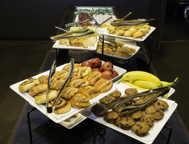 Imagen del bar/restaurante del Hotel Harbour Towers Hotel & Suites. Foto 3