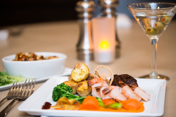 Imagen del bar/restaurante del Hotel Harbour Towers Hotel & Suites. Foto 5