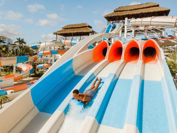 Imagen de la piscina del Hotel Hard Rock and Casino Punta Cana All Inclusive. Foto 26