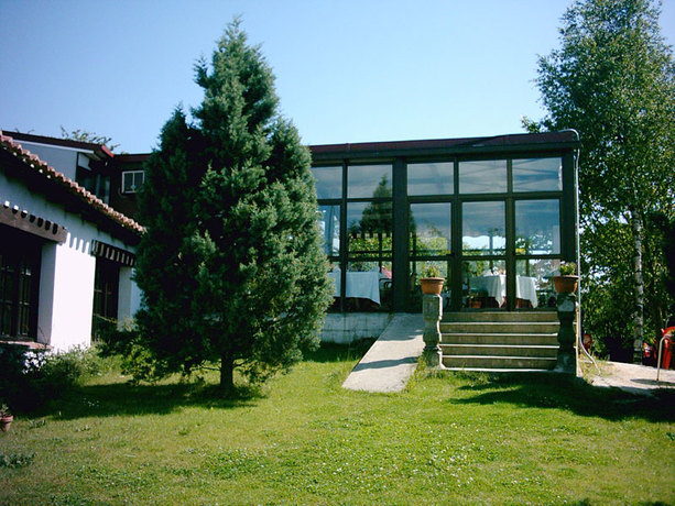 Imagen de los exteriores del Hotel Haritz-Ondo. Foto 6