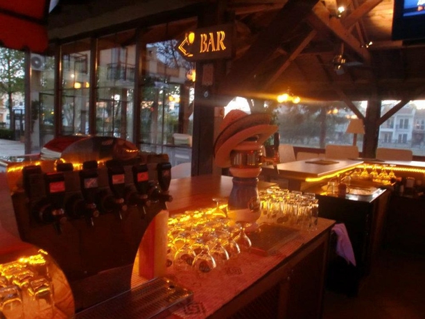 Imagen del bar/restaurante del Hotel Harman. Foto 2