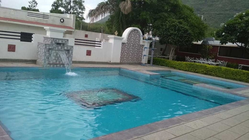 Imagen de la piscina del Hotel Harmony Blue Udaipur. Foto 13