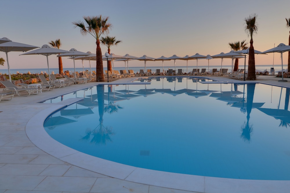 Imagen de la piscina del Hotel Harmony Rethymno Beach. Foto 8