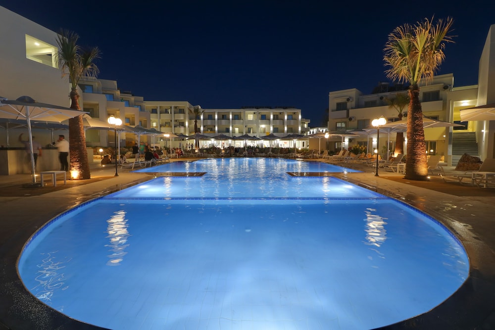 Imagen de la piscina del Hotel Harmony Rethymno Beach. Foto 9
