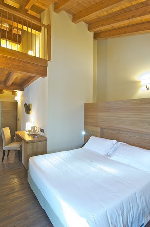 Imagen de la habitación del Hotel Harmony Suite. Foto 5