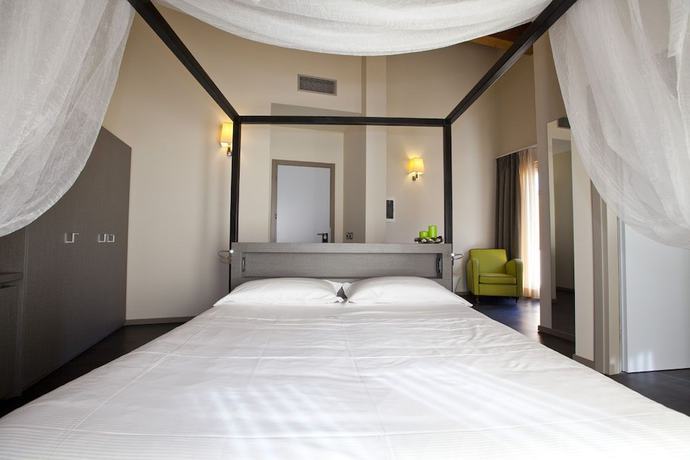 Imagen de la habitación del Hotel Harmony Suite. Foto 7