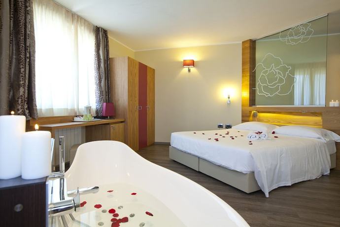 Imagen de la habitación del Hotel Harmony Suite. Foto 8