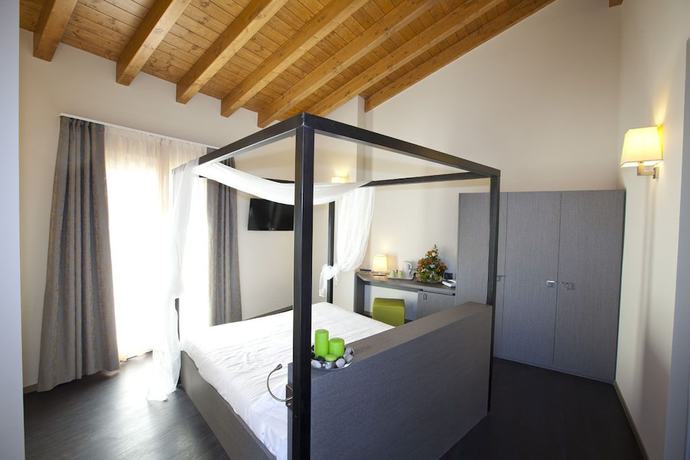 Imagen de la habitación del Hotel Harmony Suite. Foto 9