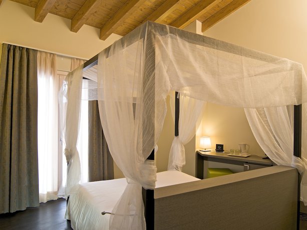 Imagen de la habitación del Hotel Harmony Suite. Foto 10