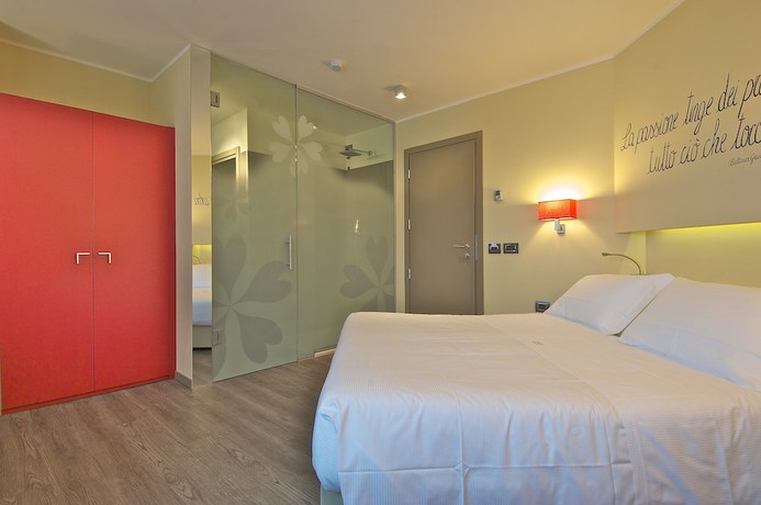 Imagen de la habitación del Hotel Harmony Suite. Foto 12